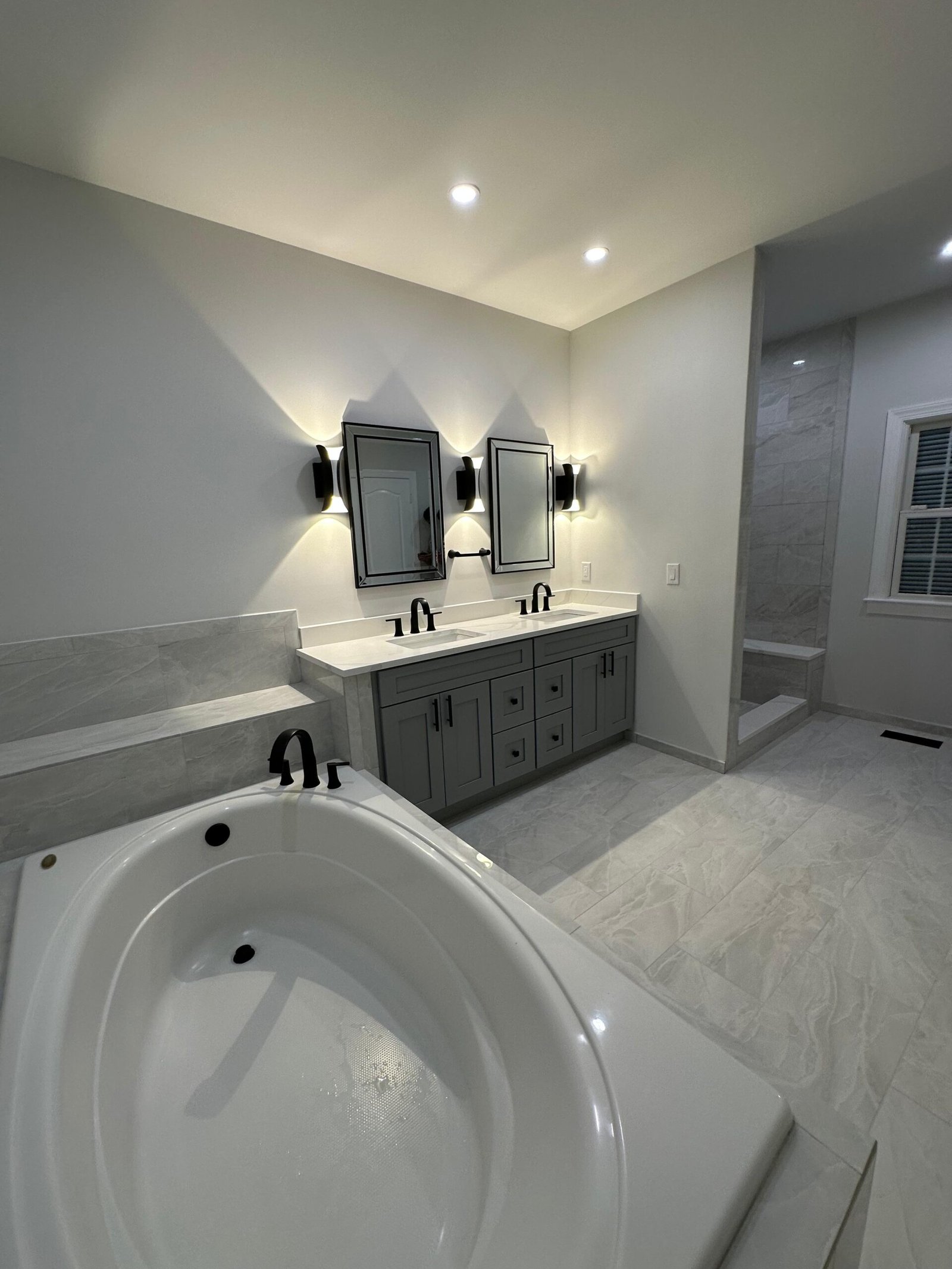 Remodelación de baños modernos por Framos Cabinets