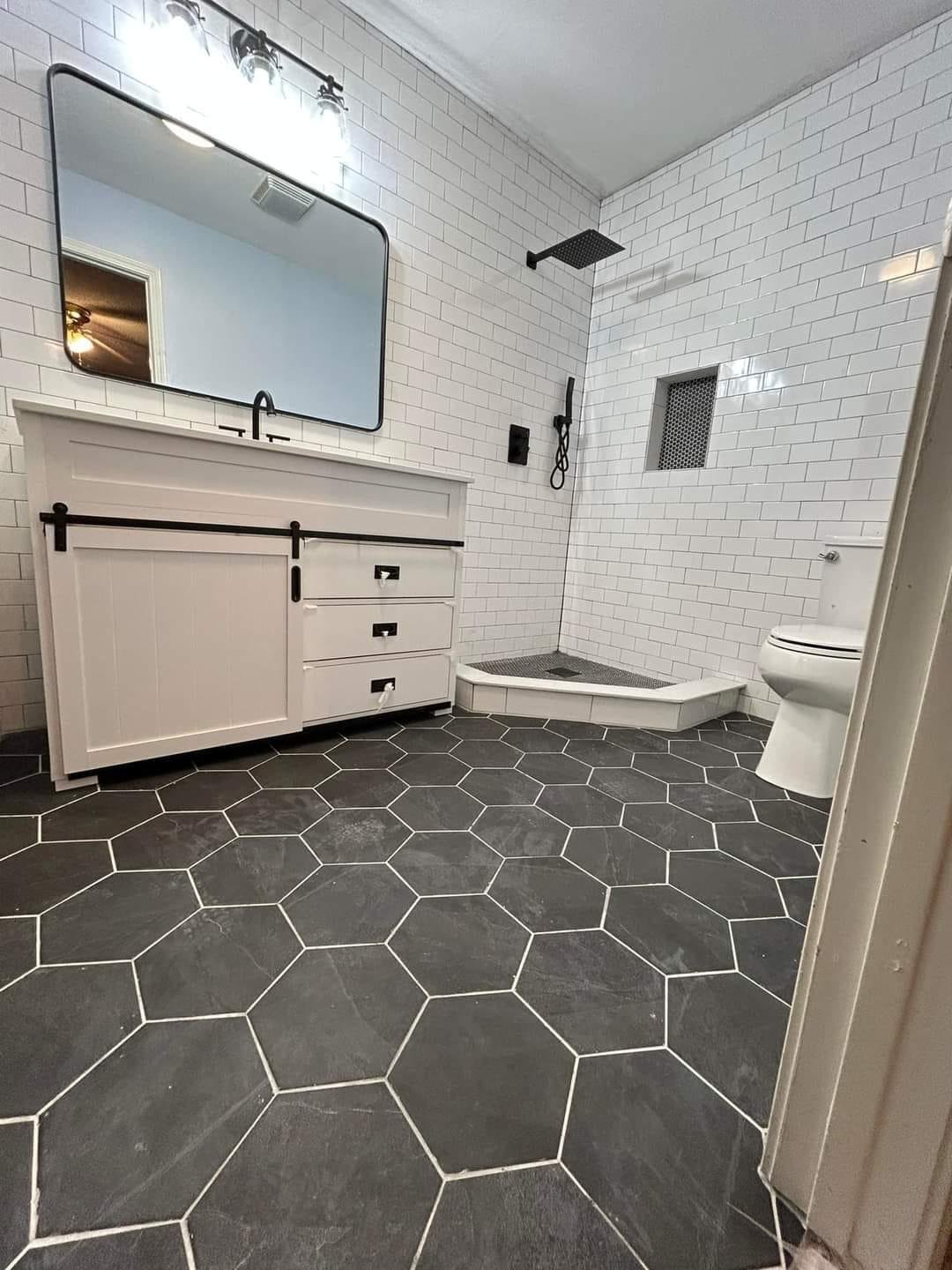 Renovación de baño moderno con lavamanos doble por Framos Cabinets