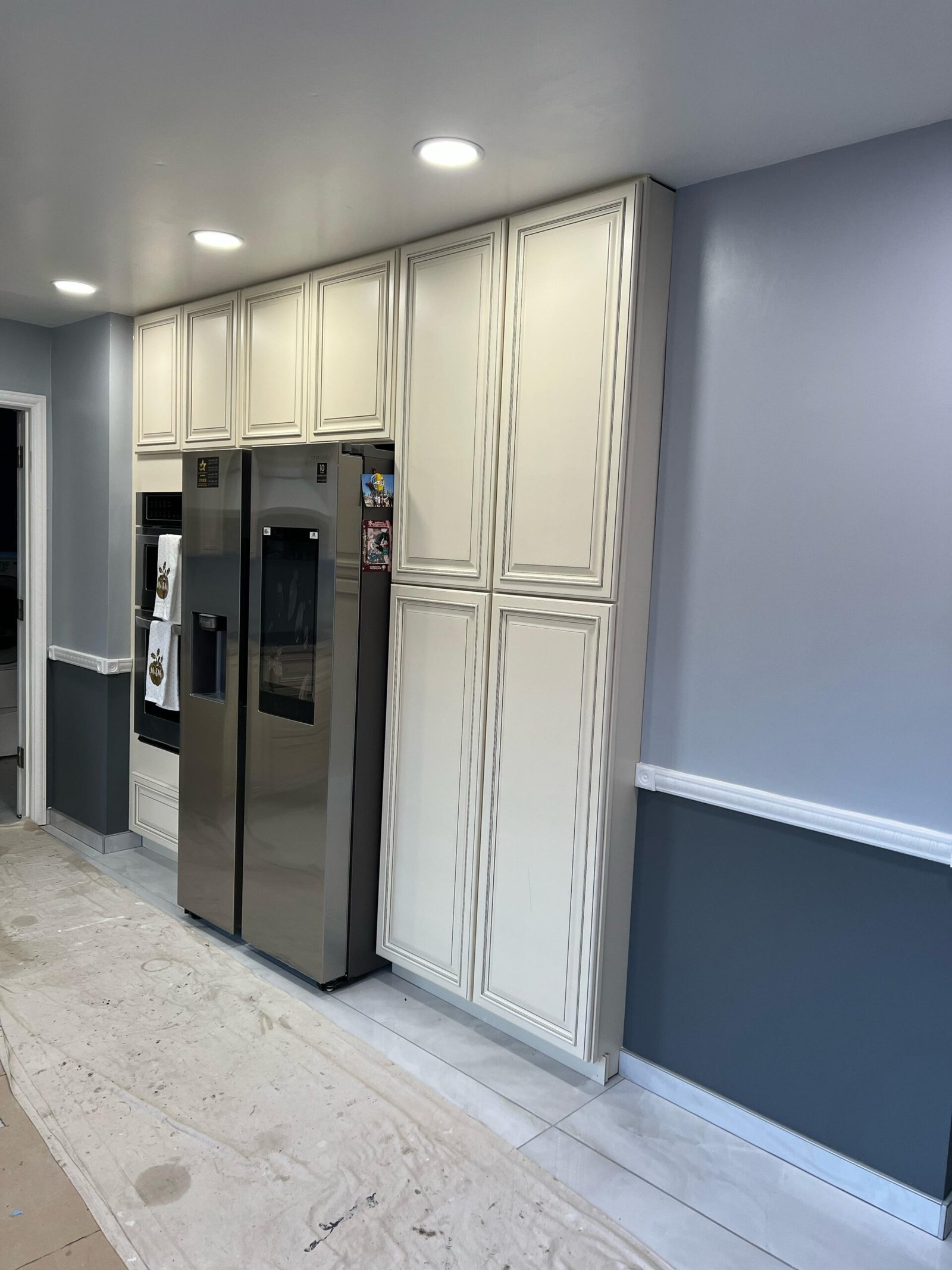 Instalación profesional de gabinetes altos de cocina por Framos Cabinets