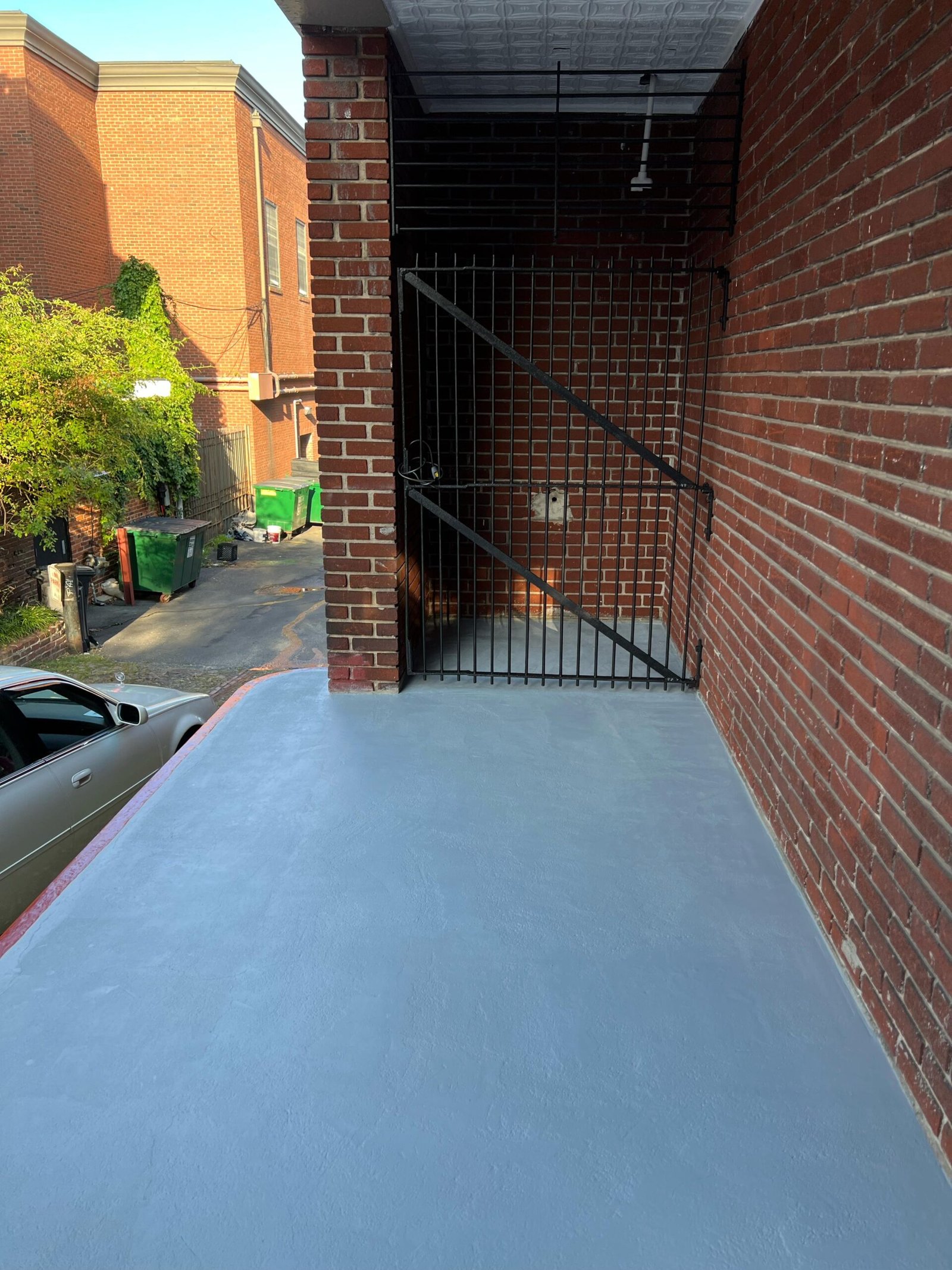 Pintura profesional de piso de concreto en entrada por Framos Cabinets