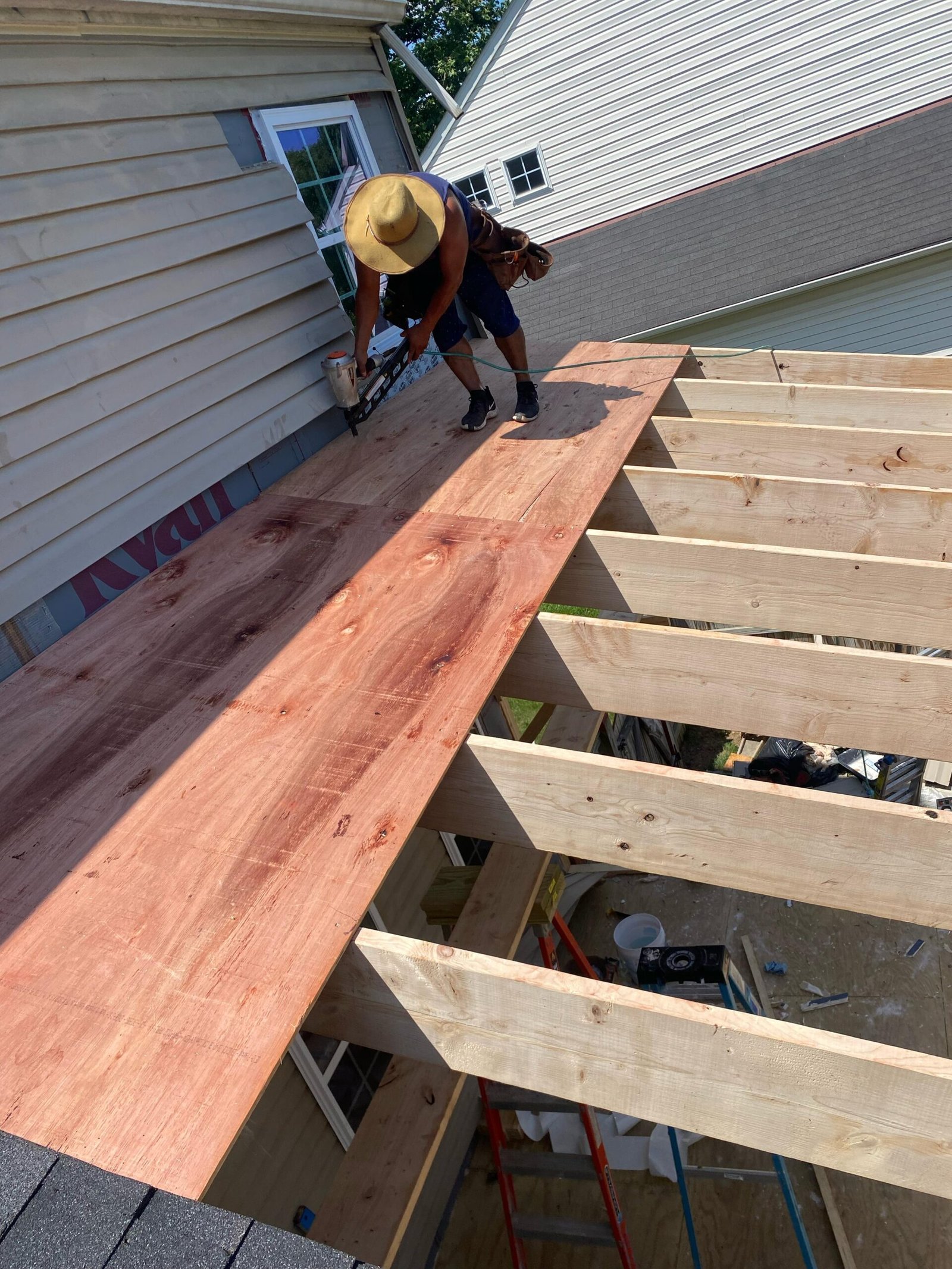 Construcción y remodelación de decks exteriores por Framos Cabinets