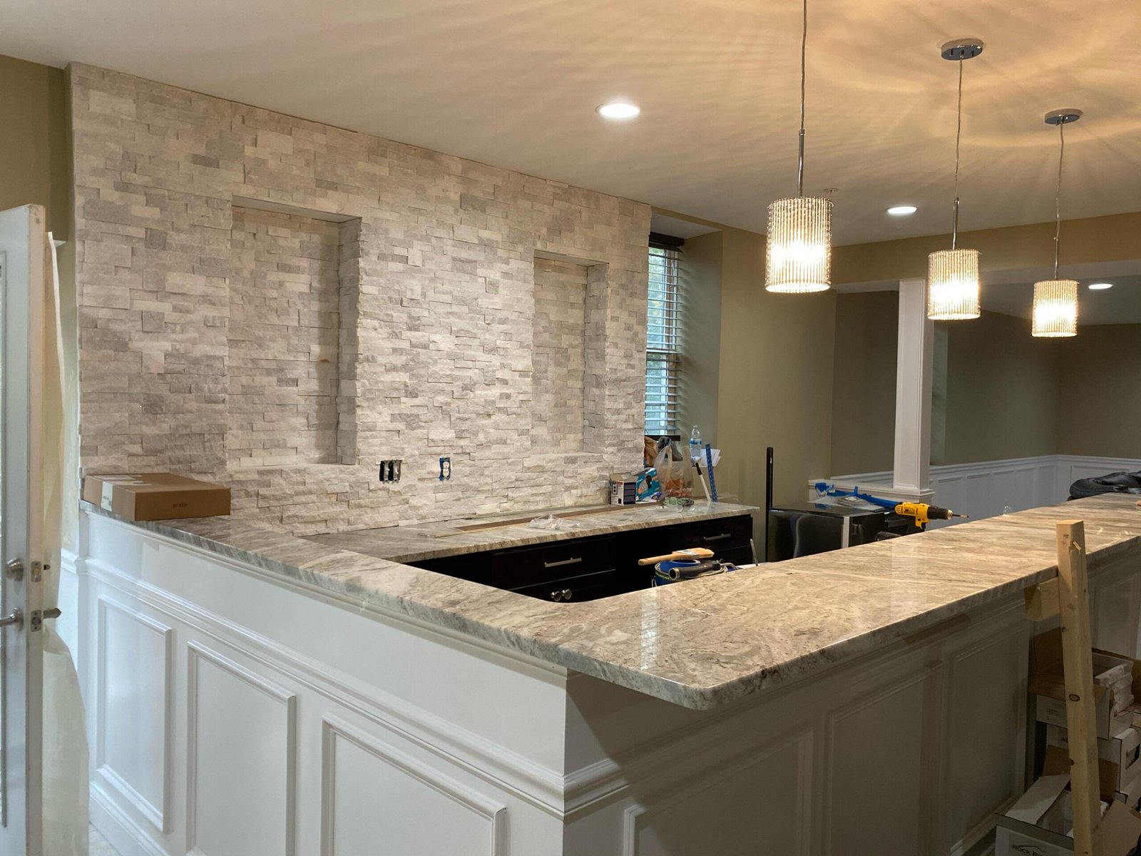 Renovación moderna de cocina por Framos Cabinets